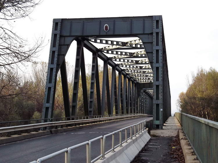 Híd a Tiszán. Ezen keltem át a Bodrogközbe.