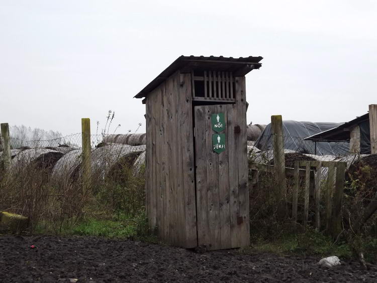 Koedukált WC a gátőrház kerítése mellett