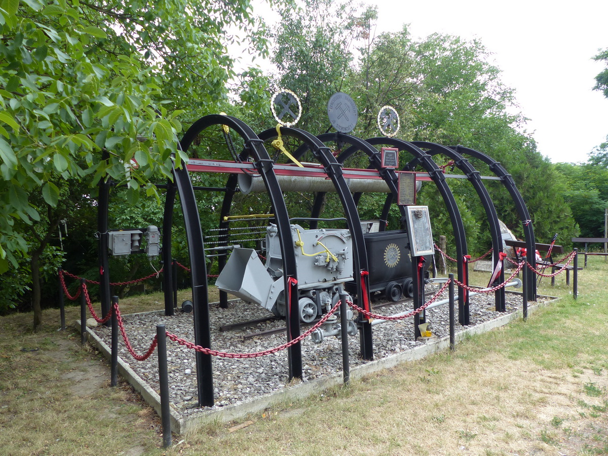 A kesztölci bányászemlékmű a stilizált tárnával és csillével