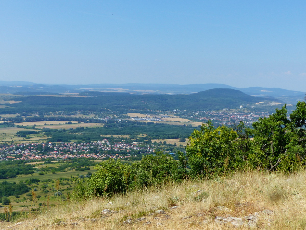 Kilátás Kesztölcre és a Dorogi-medencére a siklóernyős starthelyről