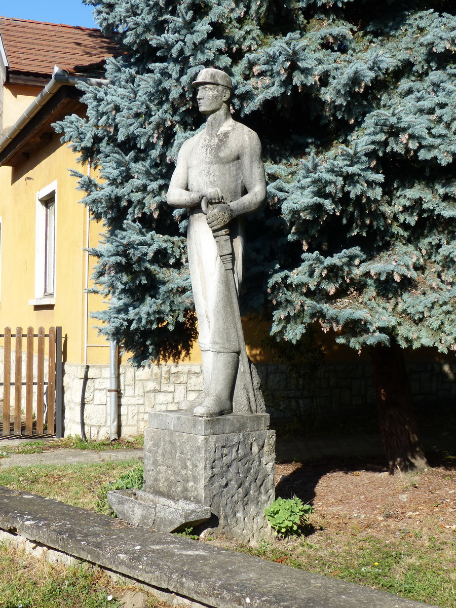 Mogyorósbánya - Bányászszobor áll az emlékkő mellett