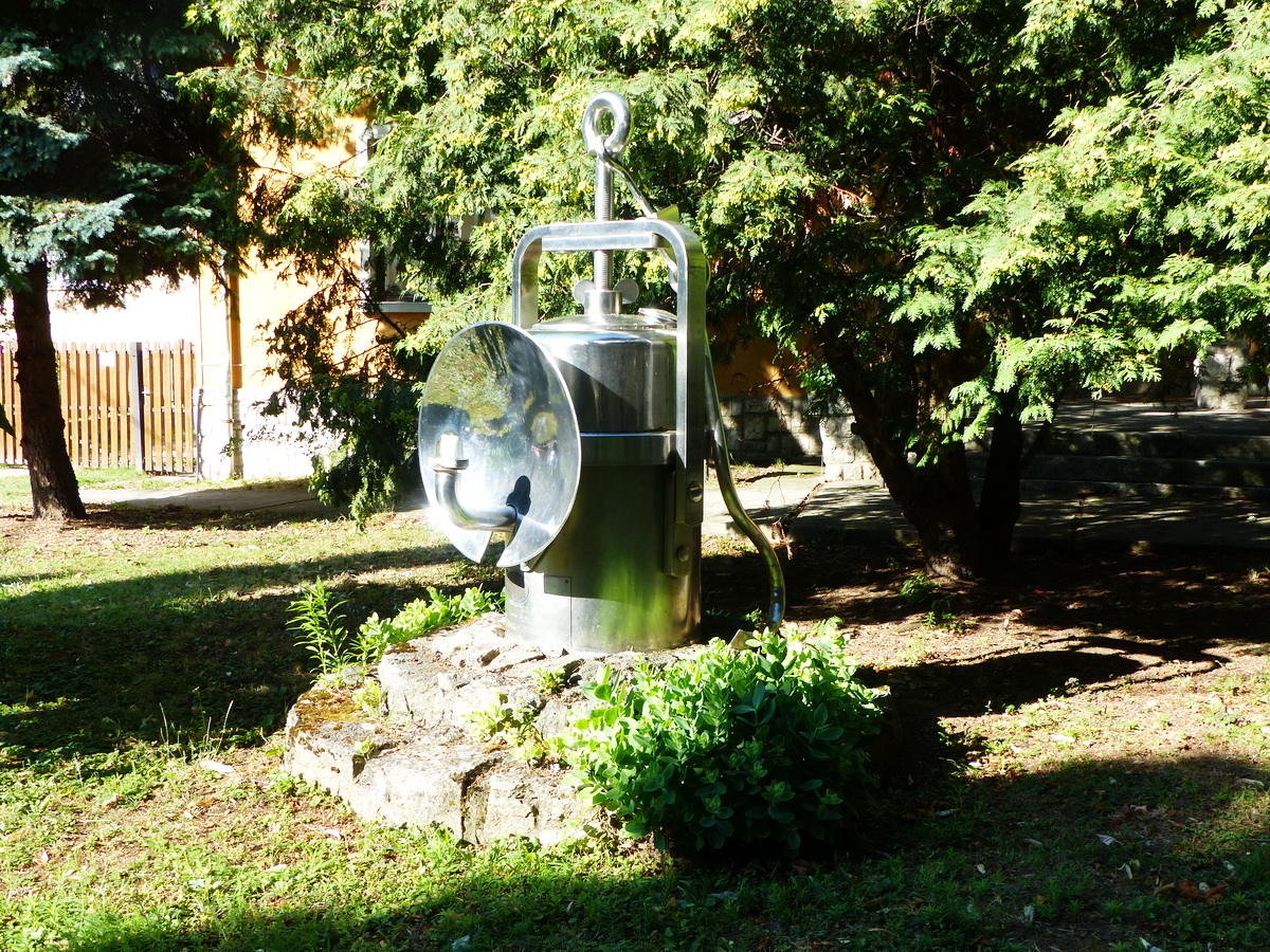 Mogyorósbánya - Egy hatalmas karbidlámpa is található a parkban