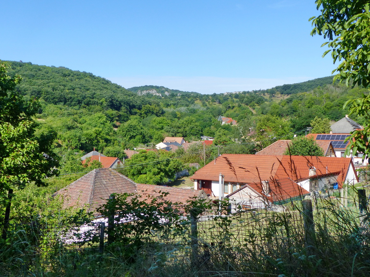 Mogyorósbánya - Letekintés a domboldalból a falura