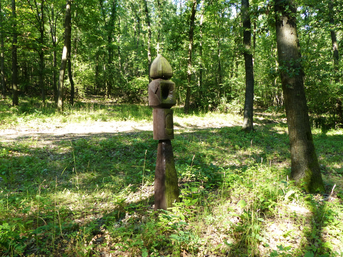 Egy tisztáson áll az erdészek kopjafája