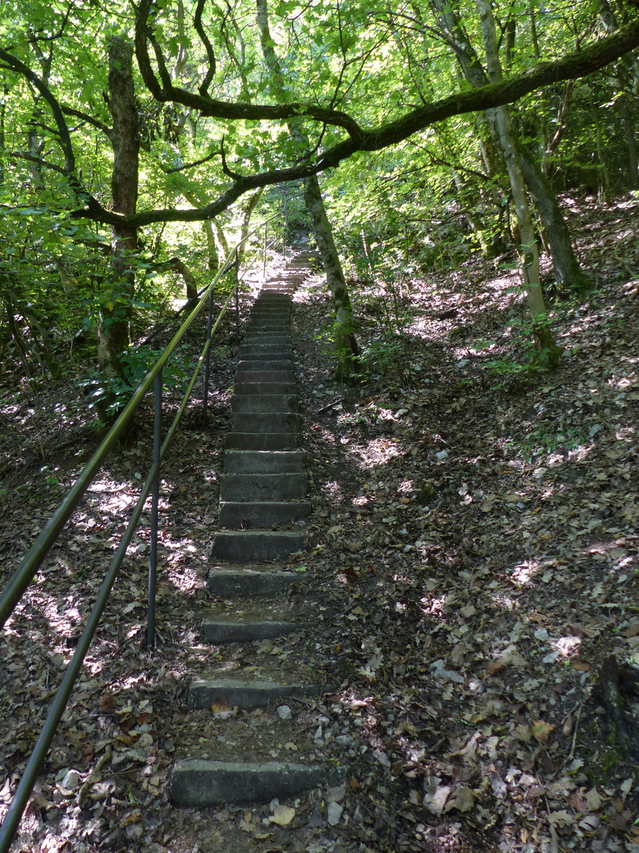 A Jankovich-barlanghoz vezető keskeny lépcsősor