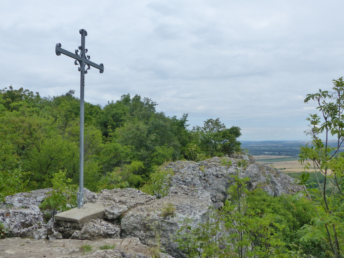 Kereszt áll a Kő-hegy sziklás homlokán