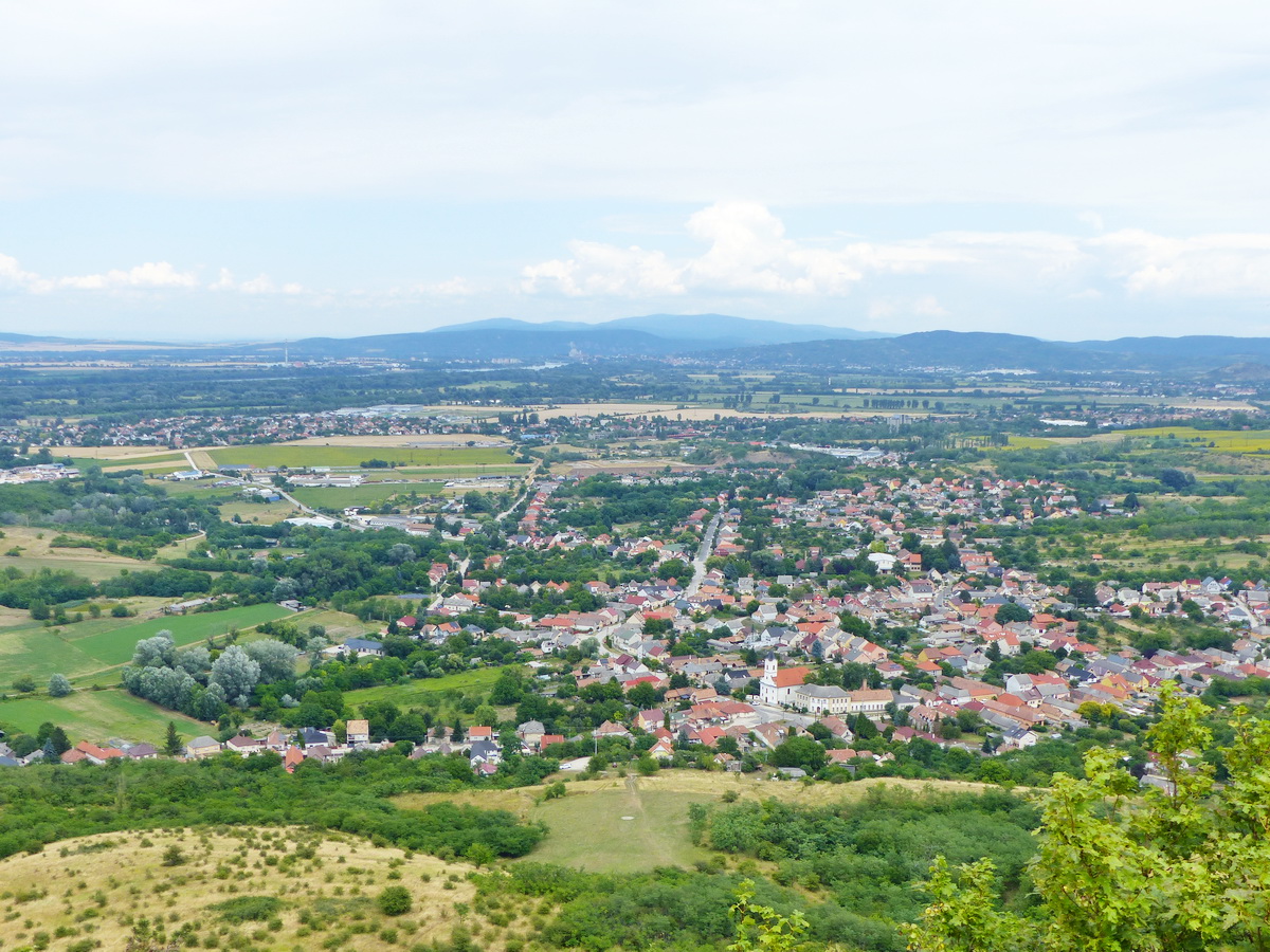 Letekintés Tokodra a Hegyes-kő csúcsáról