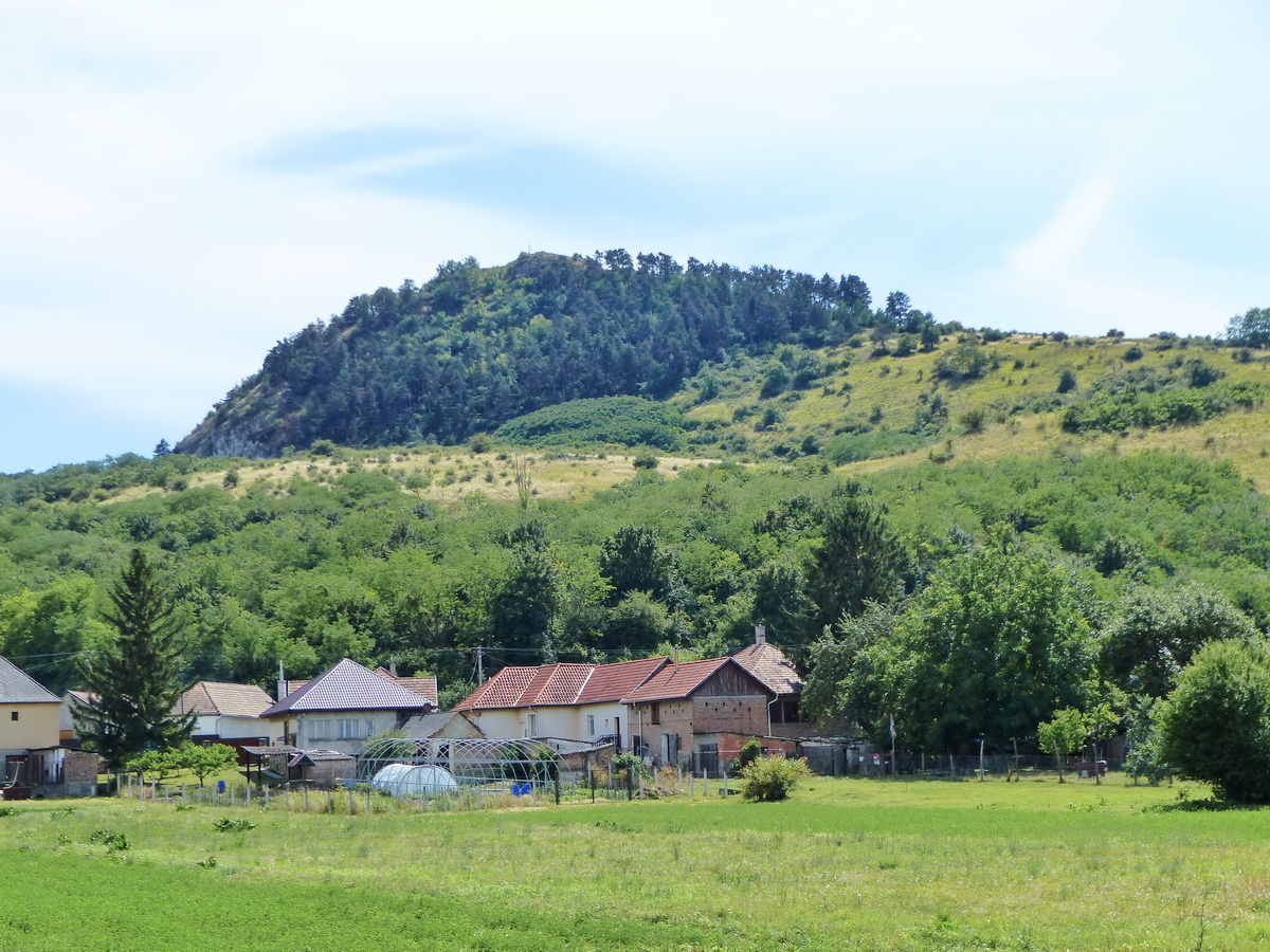 A Hegyes-kő látképe Tokod határából