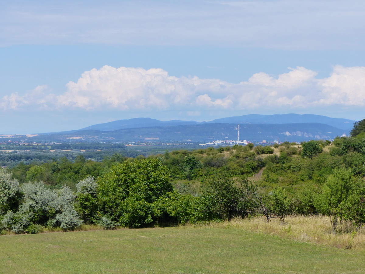 Kilátás a mezőkről a távoli Börzsöny felé