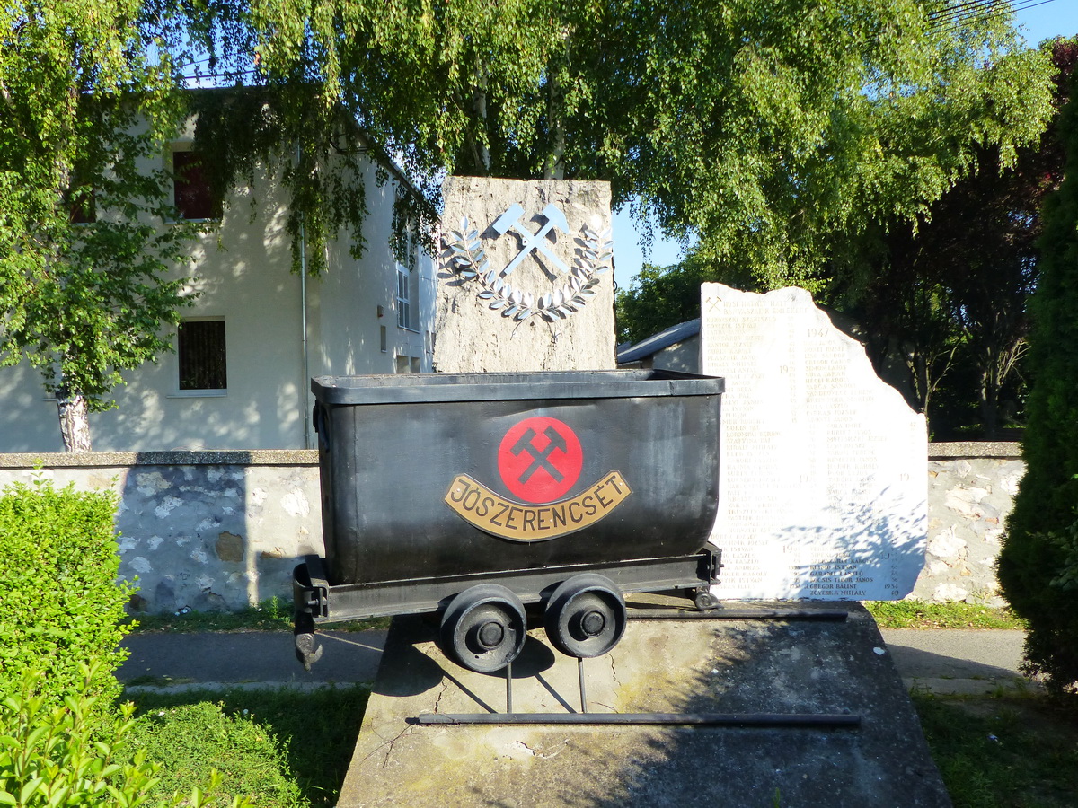 Sárisáp - Bányászemlékmű a központban
