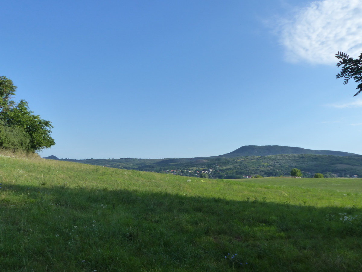Kilátás a Sárisáp feletti mezőről a Nagy-Getére