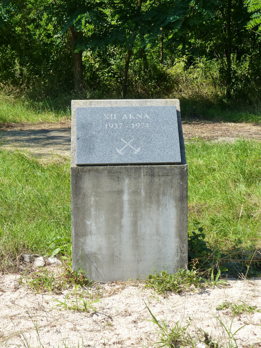 A XII-es akna emlékköve