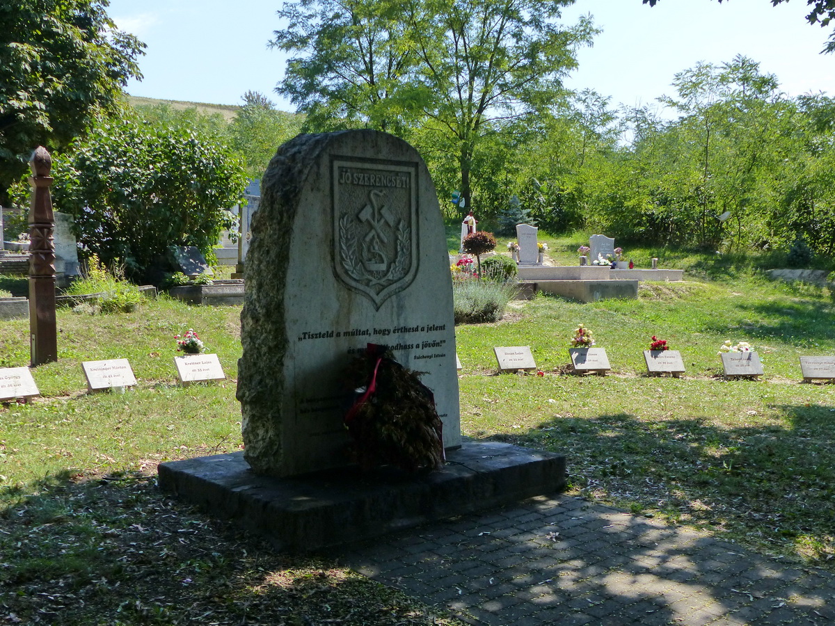 Bányászemlékmű a temetőben