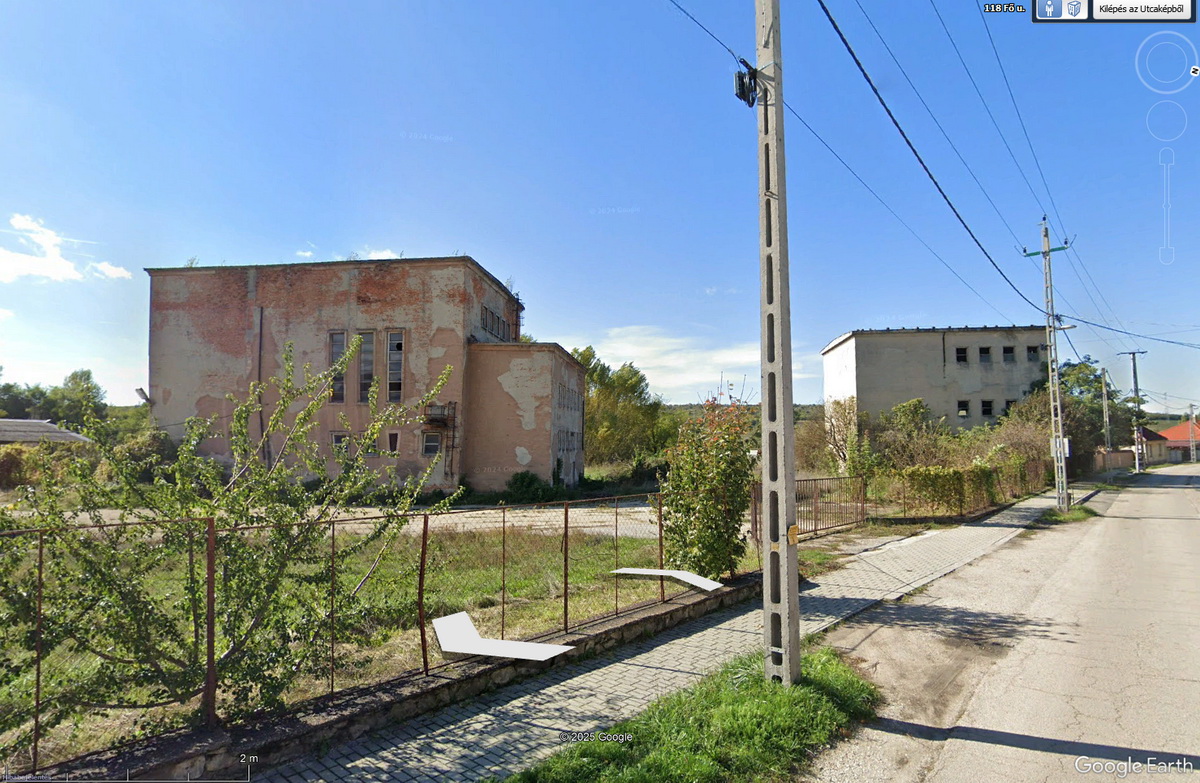 A XX-as akna épületei Sárisápon