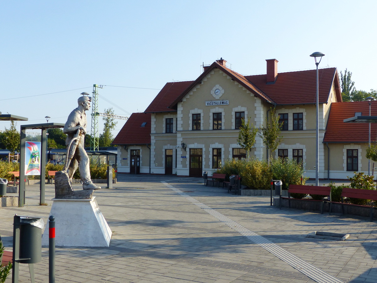 Dorog - A vasútállomás épülete a előtte álló bányászszoborral