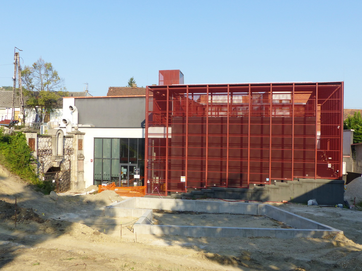 Dorog - A Reimann Miniverzum épülete, balra a Reimann-altáró kapuzatos bejárata