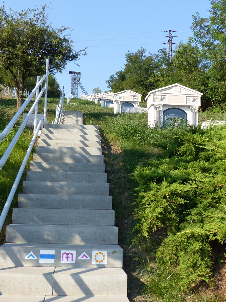 Dorog - Meredek lépcsősor vezet fel a stációk mellett az Aknatorony kilátóhoz