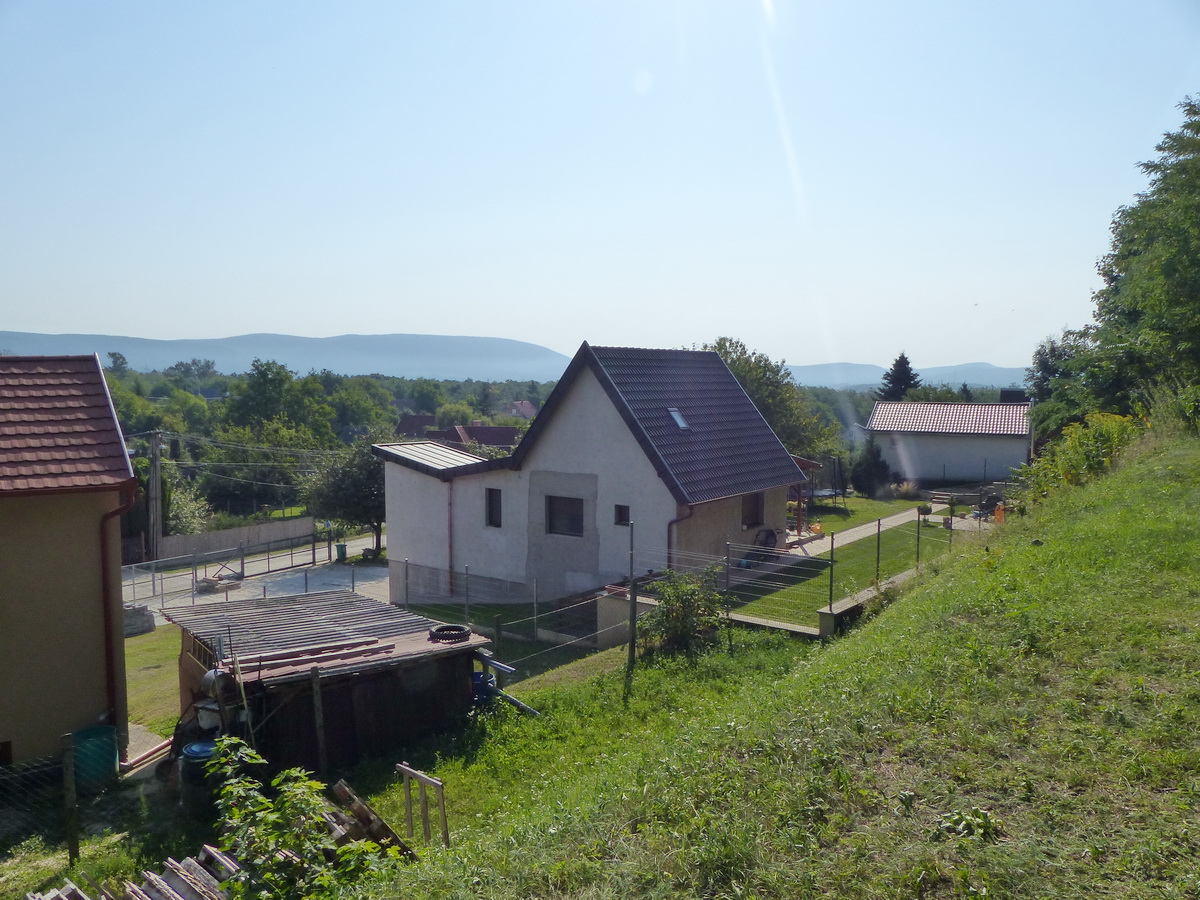 Kilátás a Homokvasút töltéséről a VI-os akna kolóniájára és a távoli Pilisre