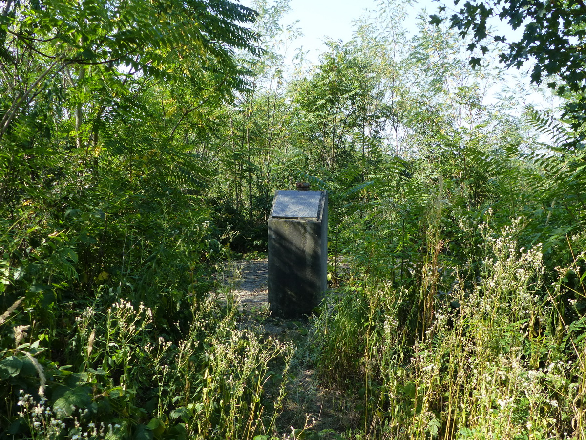 A VI-os akna emlékköve