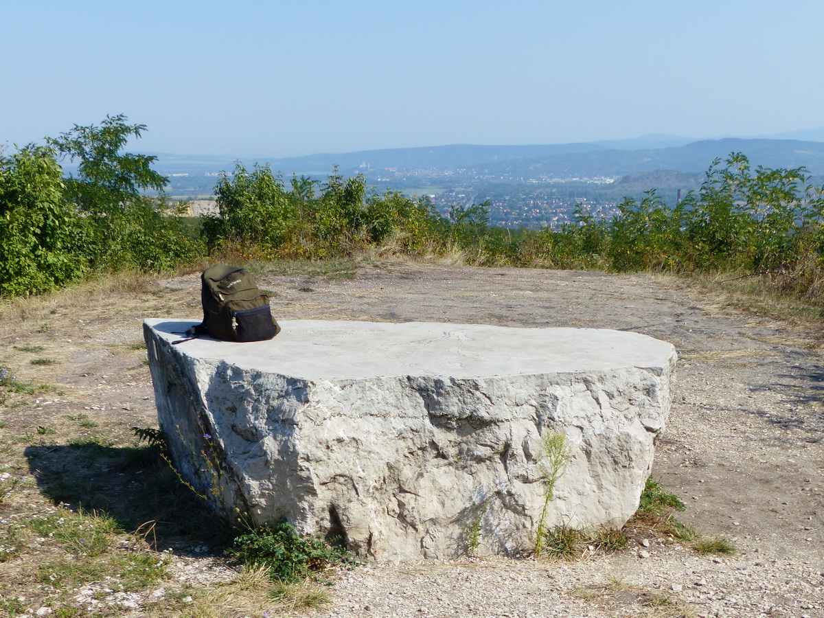Faragott emlékkő a Henrik-hegyen