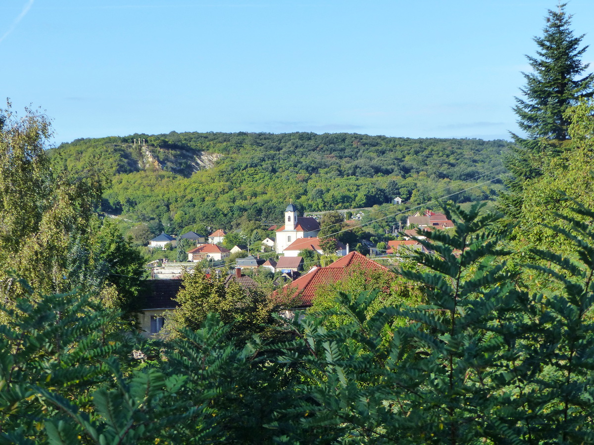 Kilátás Csolnokra és a Kálvária keresztjeire a Csolnok felső buszmegállótól