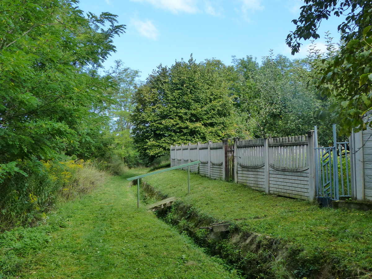 Egy szakaszon a kertek alatt kanyargott a pályatest