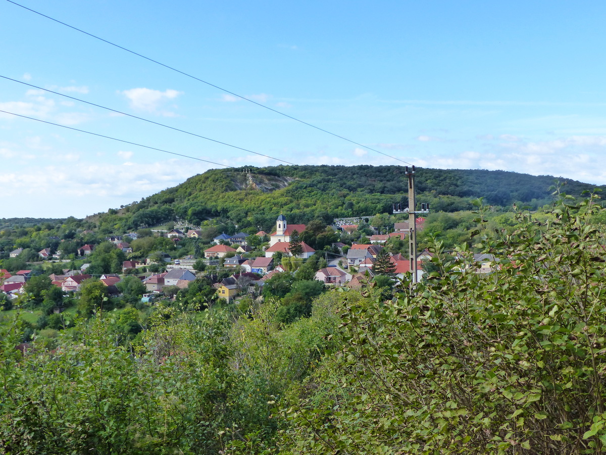 Kilátás a vasúti pályáról Csolnokra és a kálváriakeresztekre