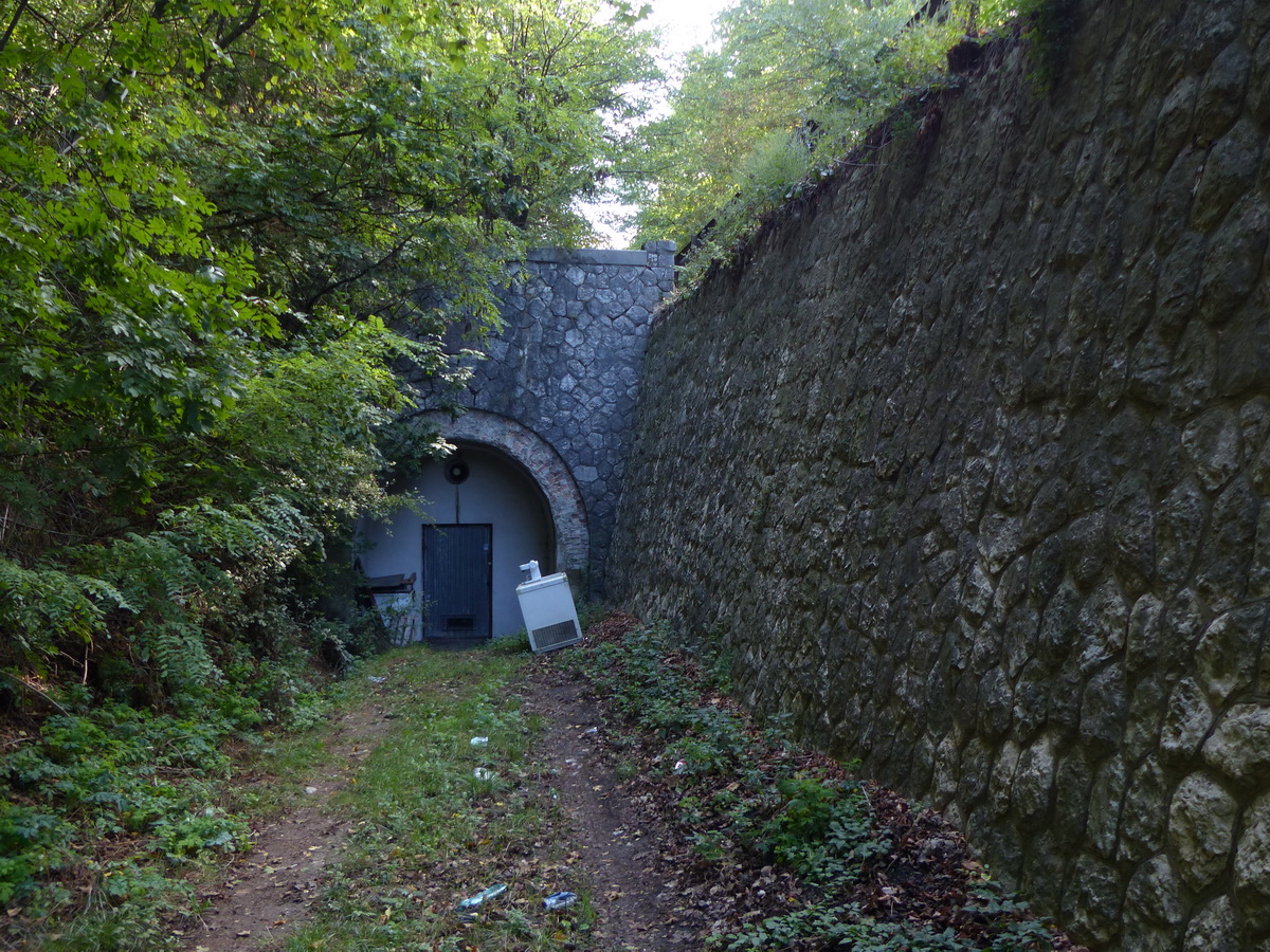 A Homokvasút alagútjának befalazott bejárata