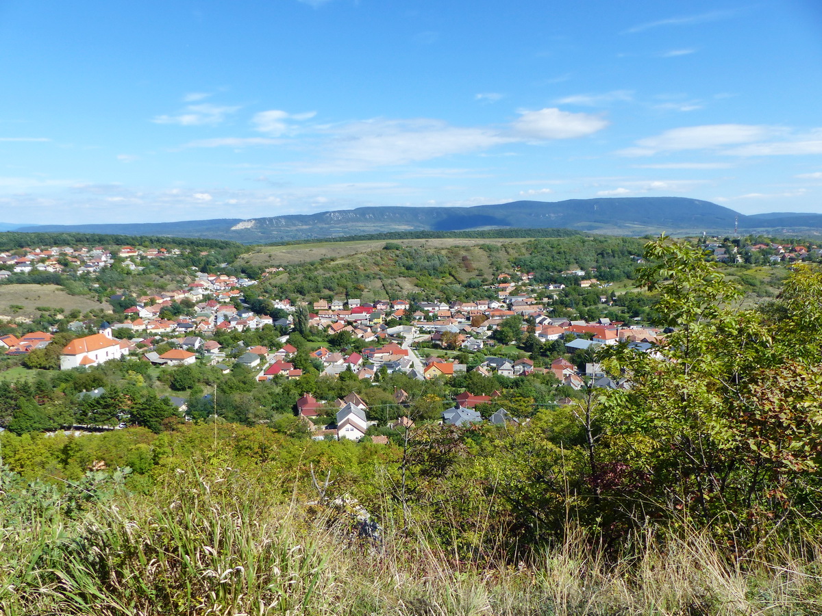 Kilátás a völgyben fekvő Csolnokra és a távoli Pilis hegyeire
