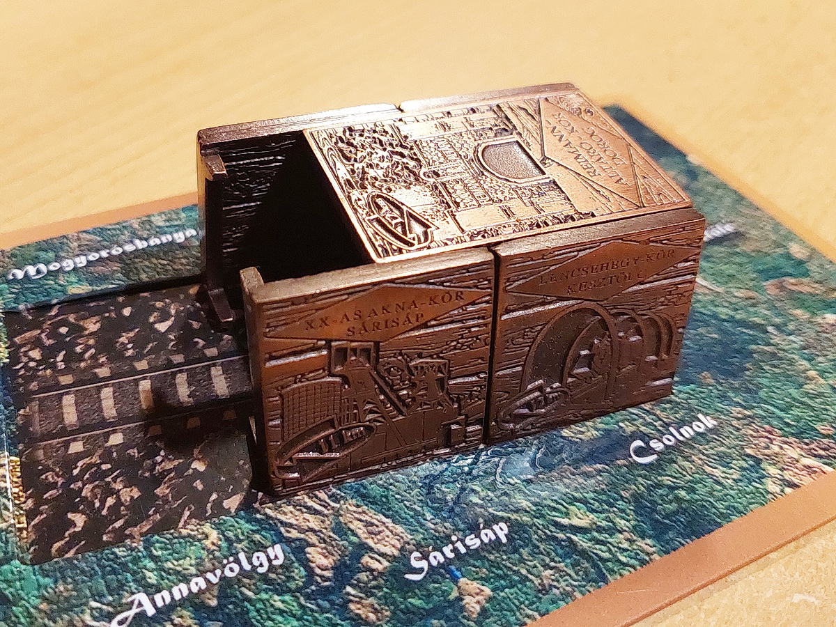 Szépen épül a bronzlapokból a bányatárna