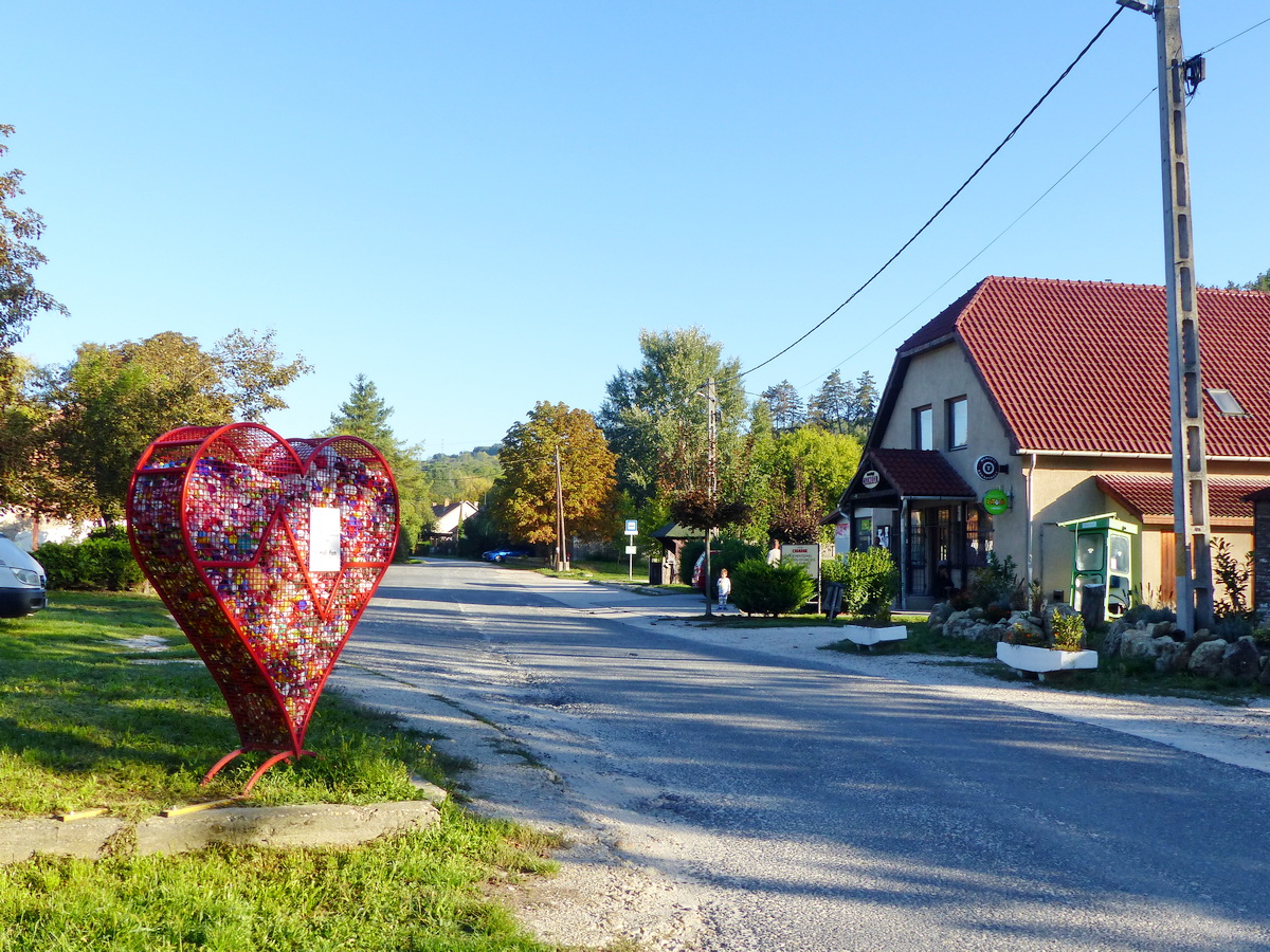 Annavölgy központja a csemegebolttal és a buszfordulóval