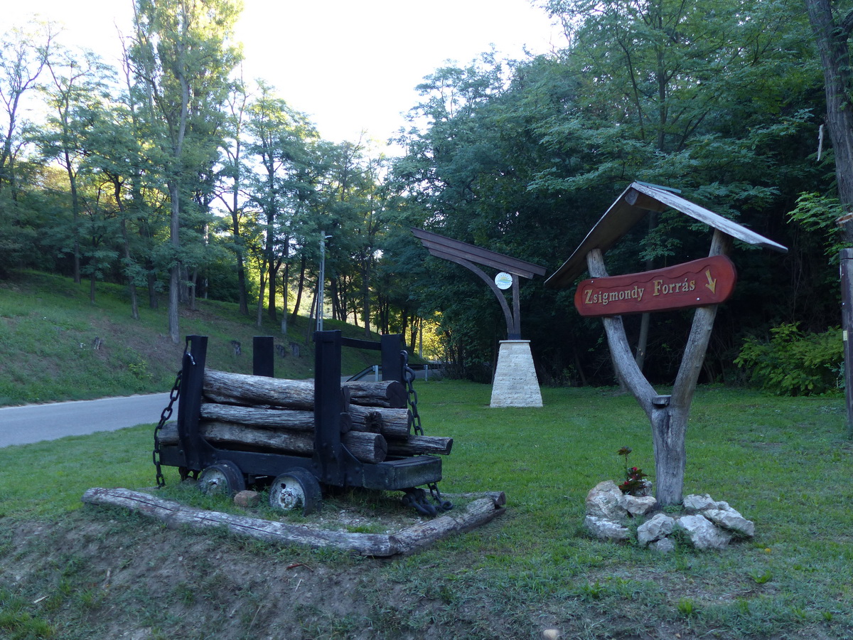 Faanyaggal megrakott kis pőrekocsi áll a Zsigmondy-forráshoz kiágazó sétaút mellett