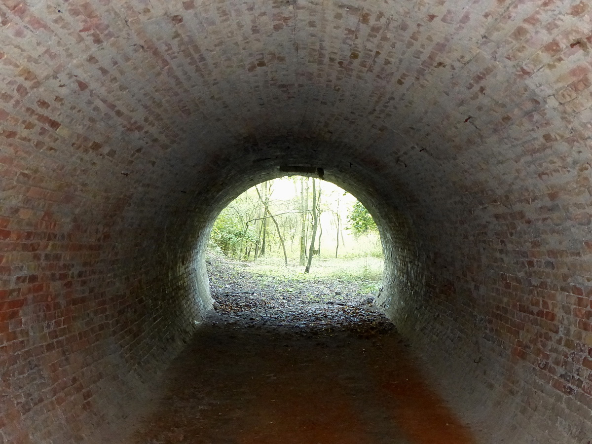Visszatekintés a lefalazott alagút végétől a bejárat felé