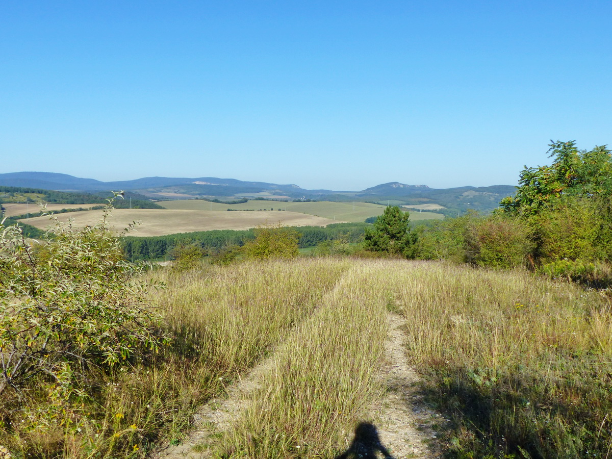 Panoráma a meddősikló pályájának felső végéről a Gerecse hegyeire