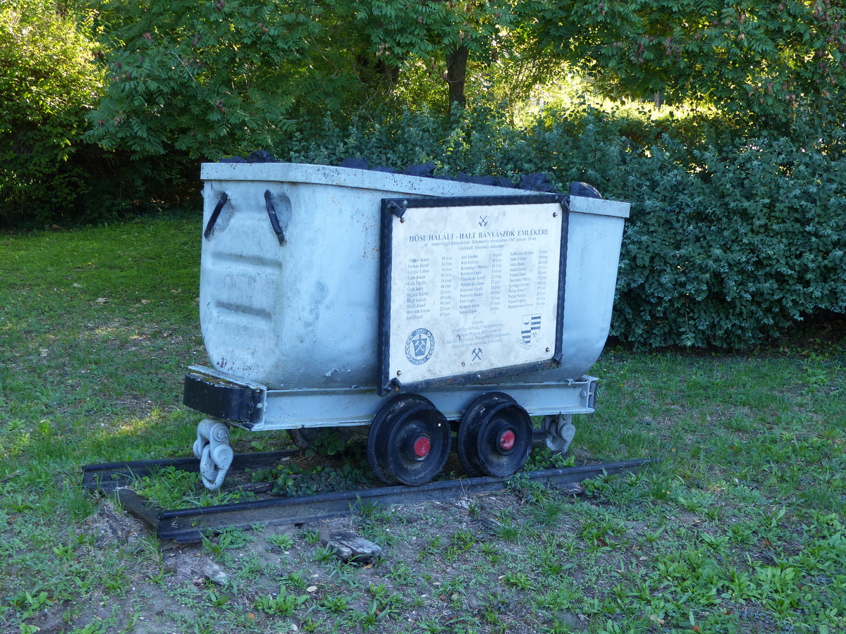 Bányászemlékmű a kultúrotthon előtti kis parkban