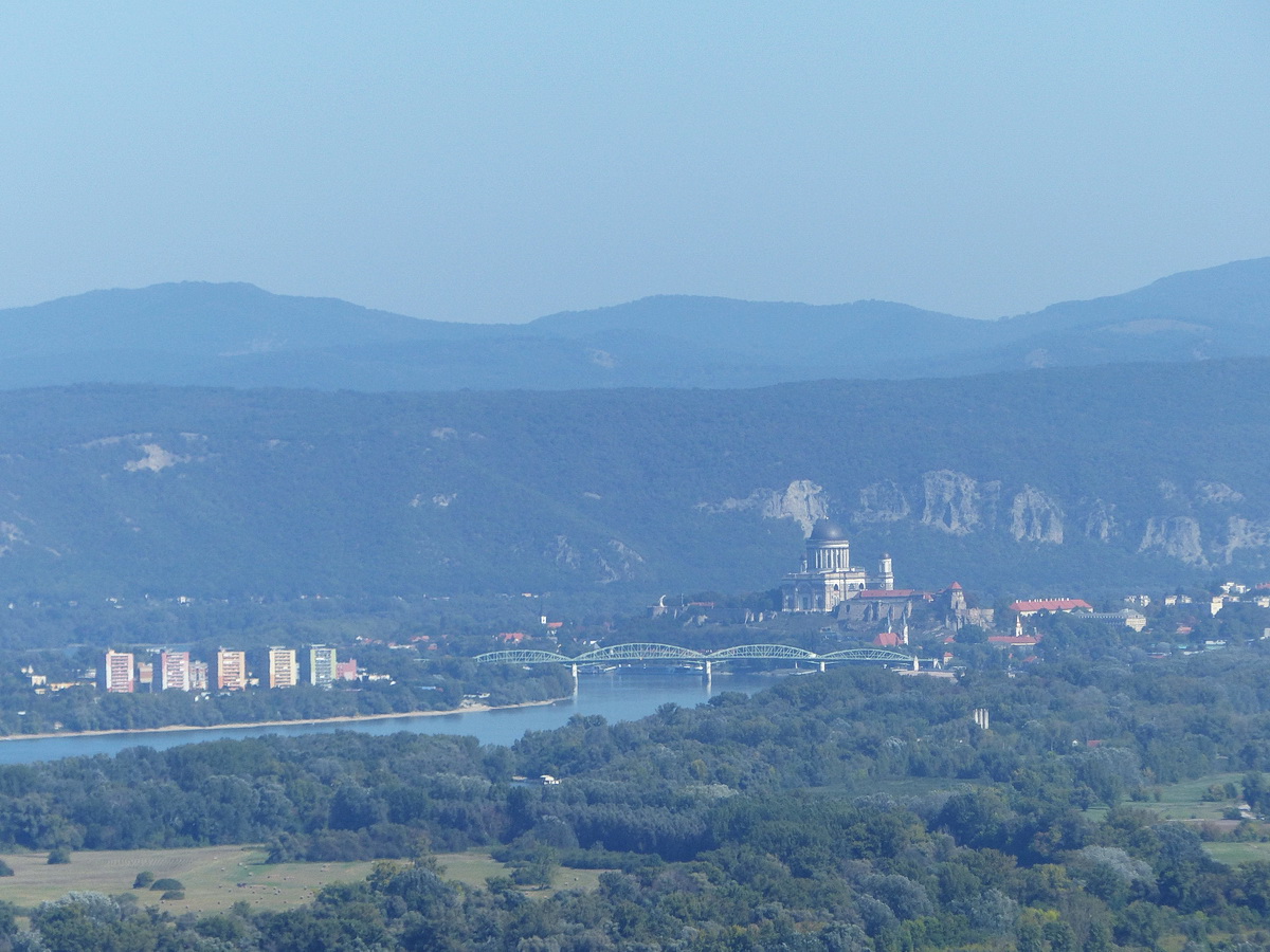 Így látszik Esztergom és Párkány a Hegyes-kő csúcsáról
