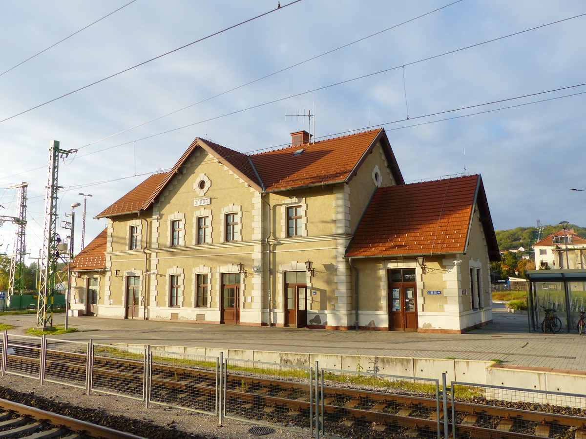 A dorogi vasútállomás egy álmos vasárnap reggelen