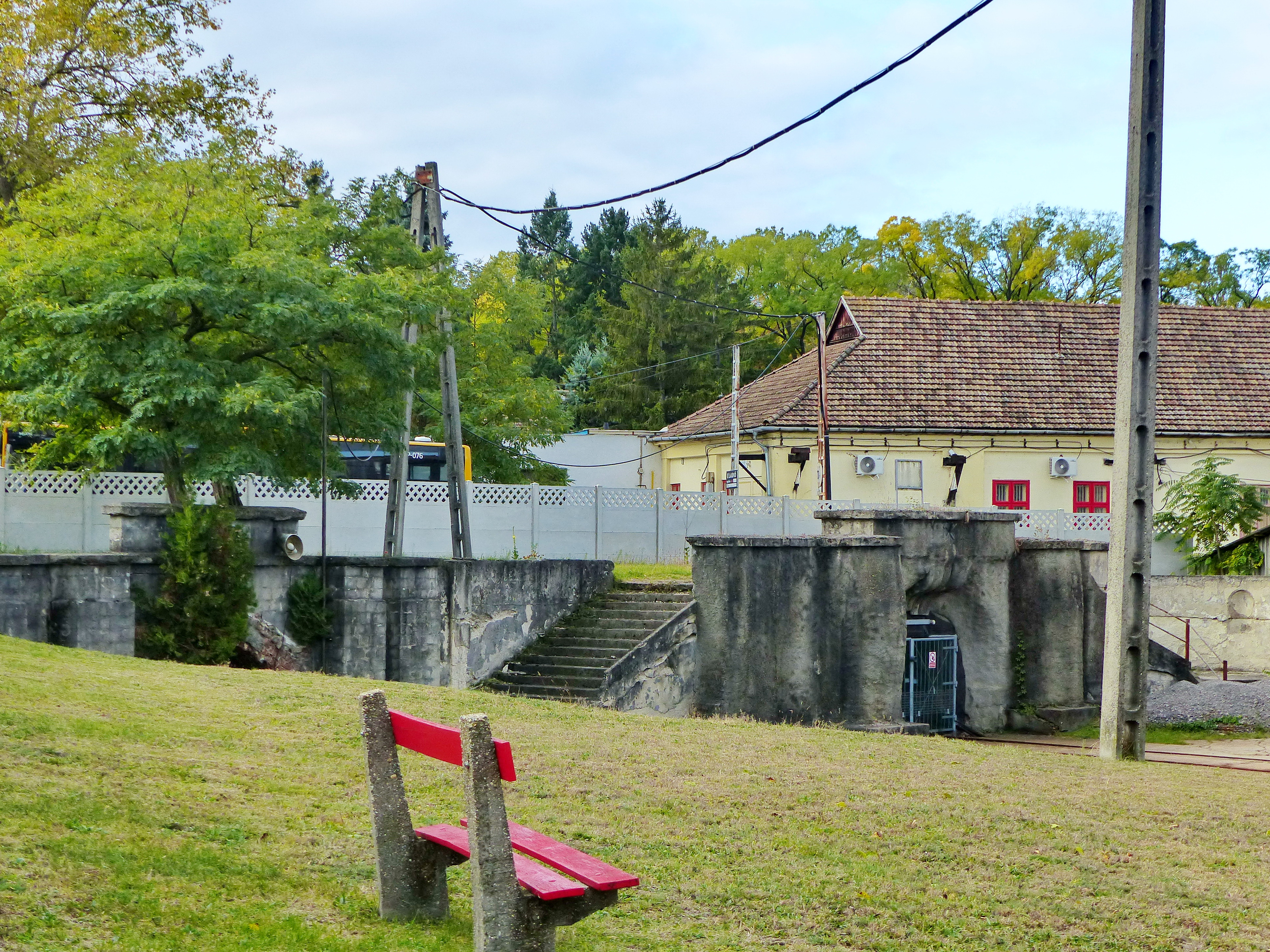 Egy bekerített telken áll a Tokodi-altáró bejárati portálja