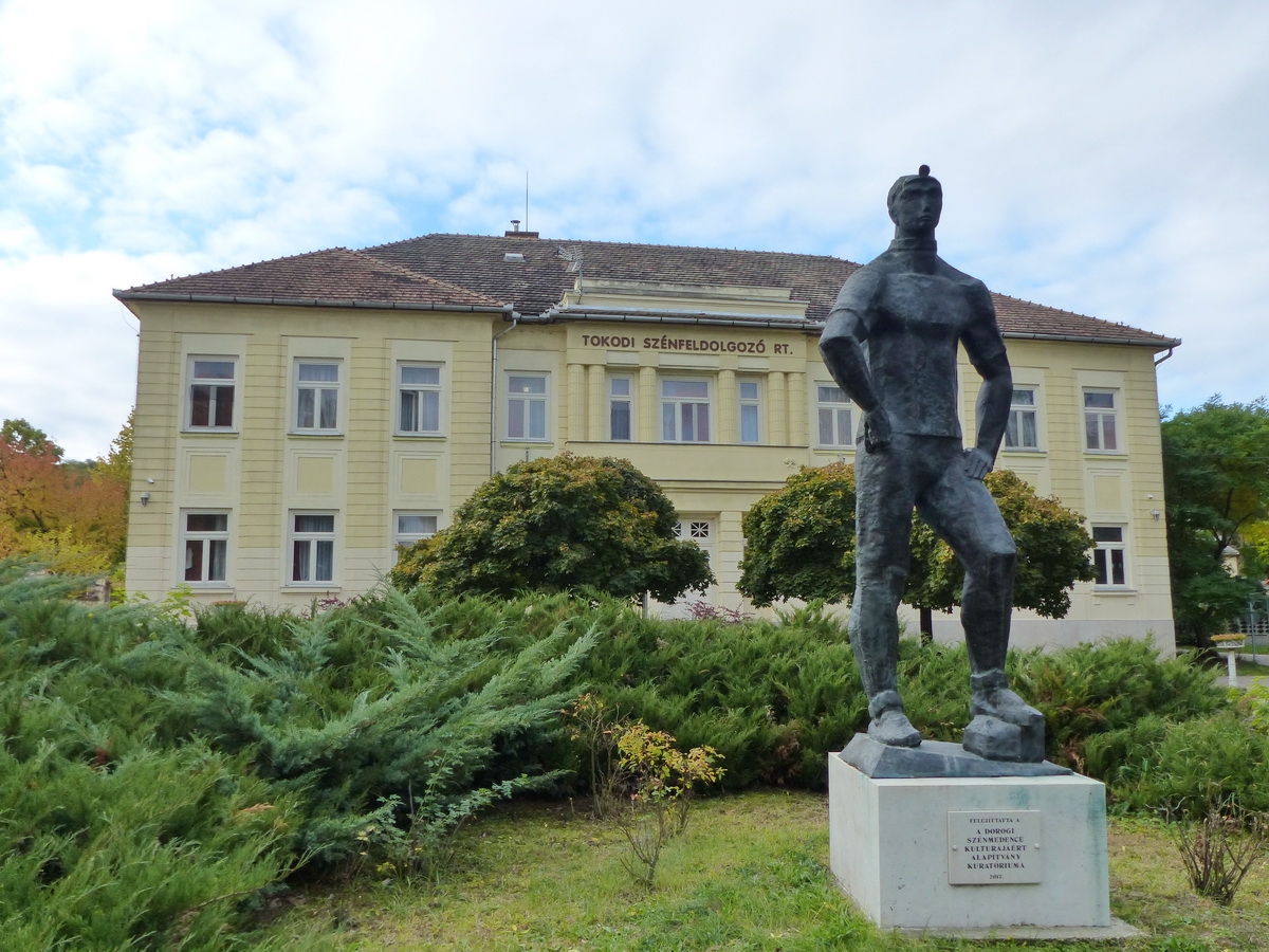 A helyi bányaigazgatóság épülete a bányászszoborral