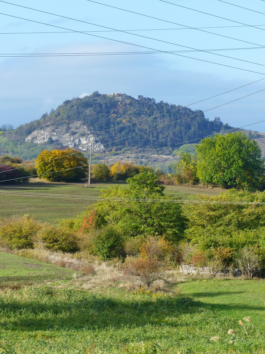 Már látszanak a római castrum maradványai a Hegyes-kő előterében