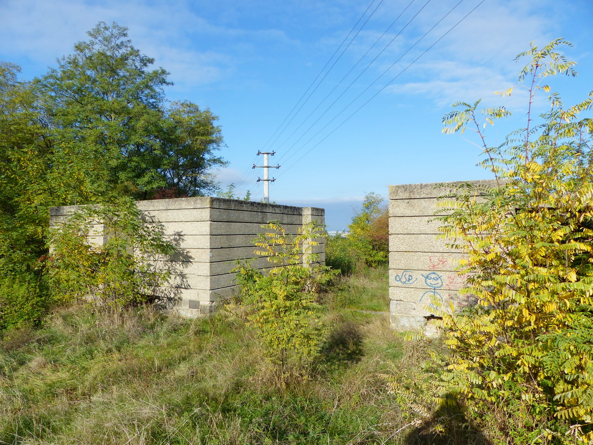 A visszaépített vasbeton kaputornyok