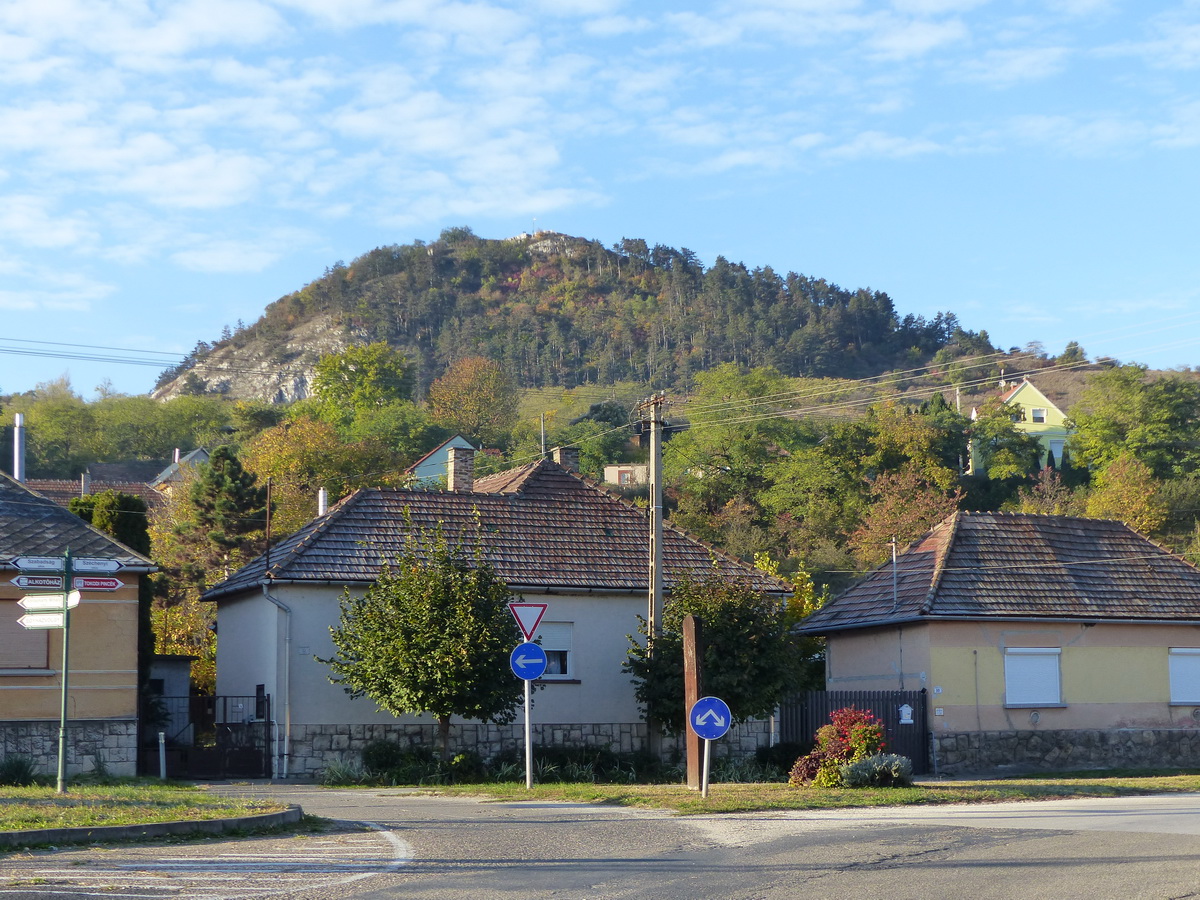 Feltekintés Tokodról a Hegyes-kő ormára az Erzsébet-akna körön