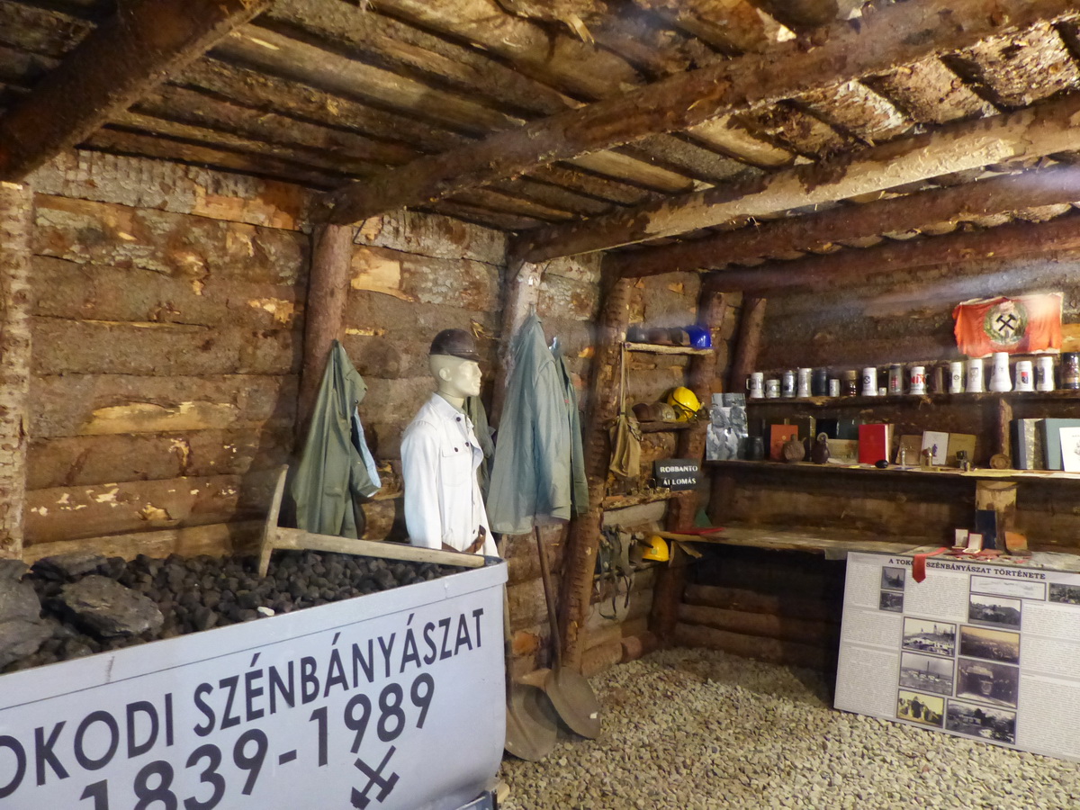 Eredeti anyagokkal egy bányatárót építettek fel az egyik tanteremben