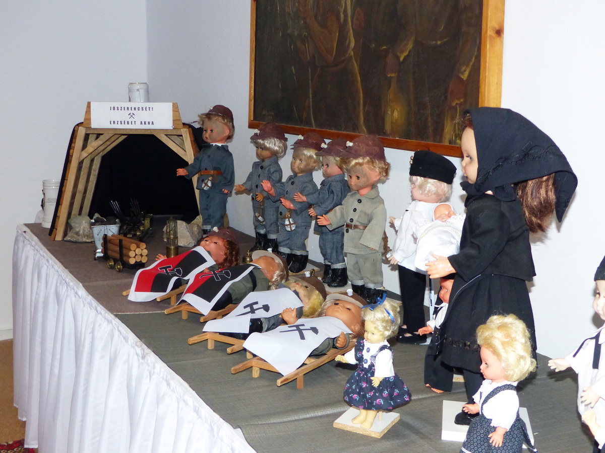 Egy bányásztemetés babacsoportja