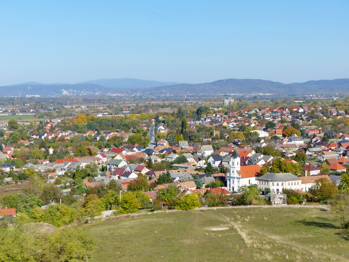 Kilátás Tokodra és a Dorogi-medencére a Hegyes-kő oldalából