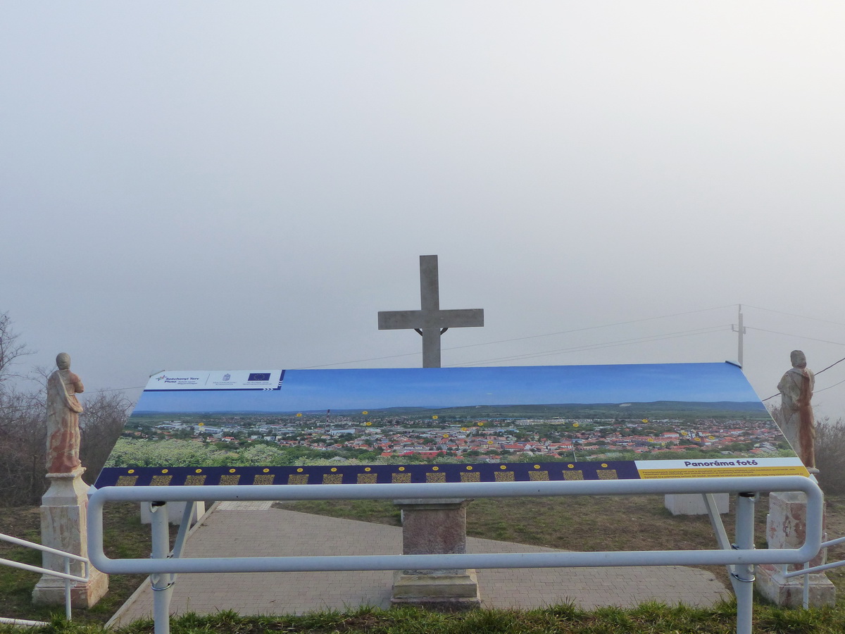 A panorámaképen látható táj fekszik alattam, csak éppen a köd mindent eltakar