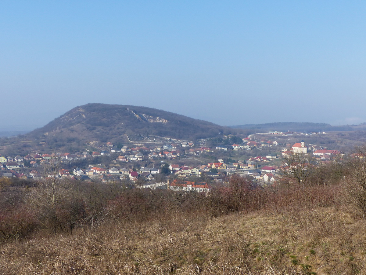 Kilátás a Pollus-hegyről Csolnokra