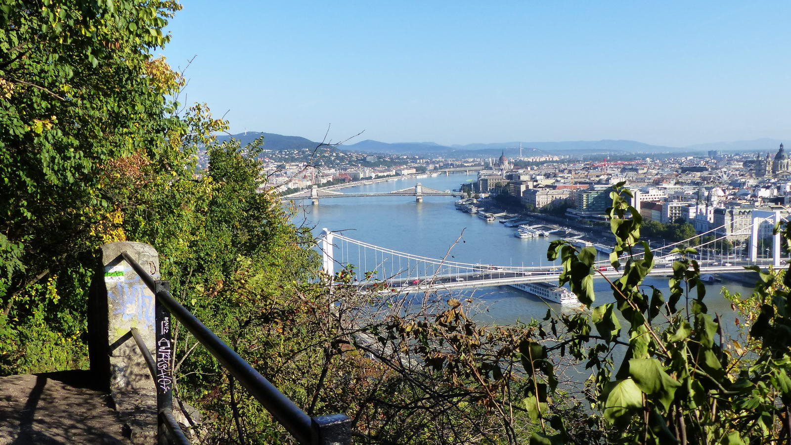 Turistaúton Budapest szívéből ki a hegyek közé