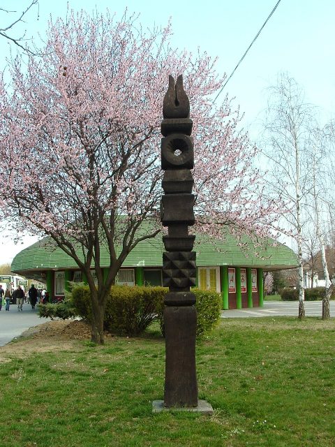 Szekszárd - A Rockenbauer Pál kopjafa az állomás előtti téren