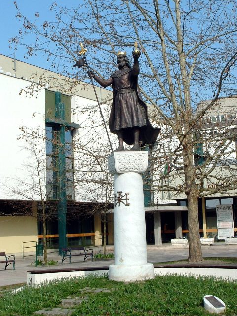 Szekszárd - Szent István szobor a művelődési ház előtt